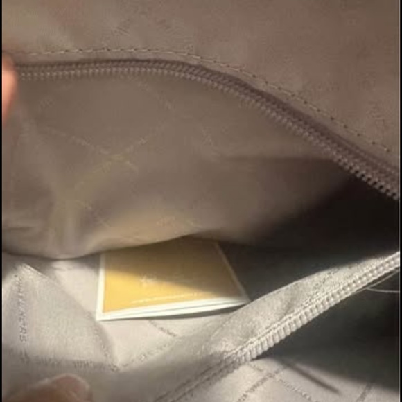 Michael Kors Charlotte Large Tote ShoulderBag. Metallic Silver and White Color. - Picture 8 of 10